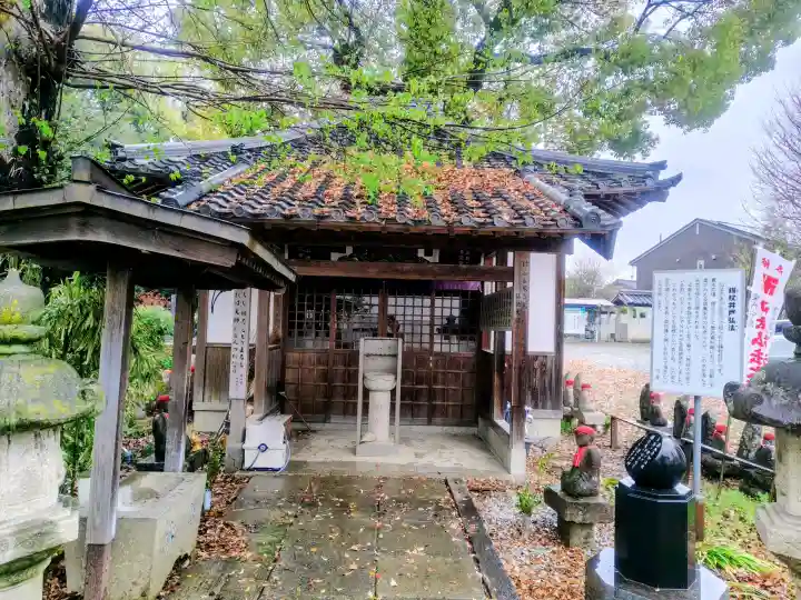 祇園山 徳城寺の{uncategorized: "未分類", other: "その他", undefined: "問題あり", building: "その他建物", grave: "お墓", sacred_gate: "鳥居", guardian: "狛犬", statue: "像", buddha: "仏像", history: "歴史", nature: "自然", garden: "庭園", animal: "動物", pagoda: "塔", temizu: "手水舎", mountain_gate: "山門・神門", sanctuary: "本殿・本堂", subordinate: "末社・摂社", art: "芸術", scenery: "景色", jizo: "地蔵", ema: "絵馬", goshuin: "御朱印", omikuji: "おみくじ", items: "授与品その他", amulet: "お守り", goshuincho: "御朱印帳", eats: "食事", festival: "お祭り", votive_dance: "神楽", shichigosan: "七五三参", wedding: "結婚式", experience: "体験その他", initially: "初詣", around: "周辺", anti_infection: "感染症対策"}