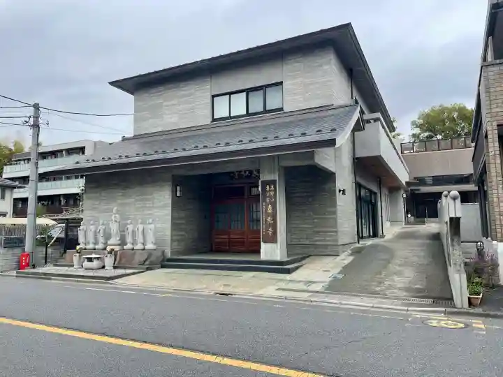 真弘寺の{uncategorized: "未分類", other: "その他", undefined: "問題あり", building: "その他建物", grave: "お墓", sacred_gate: "鳥居", guardian: "狛犬", statue: "像", buddha: "仏像", history: "歴史", nature: "自然", garden: "庭園", animal: "動物", pagoda: "塔", temizu: "手水舎", mountain_gate: "山門・神門", sanctuary: "本殿・本堂", subordinate: "末社・摂社", art: "芸術", scenery: "景色", jizo: "地蔵", ema: "絵馬", goshuin: "御朱印", omikuji: "おみくじ", items: "授与品その他", amulet: "お守り", goshuincho: "御朱印帳", eats: "食事", festival: "お祭り", votive_dance: "神楽", shichigosan: "七五三参", wedding: "結婚式", experience: "体験その他", initially: "初詣", around: "周辺", anti_infection: "感染症対策"}