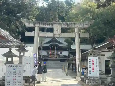 西寒多神社の{uncategorized: "未分類", other: "その他", undefined: "問題あり", building: "その他建物", grave: "お墓", sacred_gate: "鳥居", guardian: "狛犬", statue: "像", buddha: "仏像", history: "歴史", nature: "自然", garden: "庭園", animal: "動物", pagoda: "塔", temizu: "手水舎", mountain_gate: "山門・神門", sanctuary: "本殿・本堂", subordinate: "末社・摂社", art: "芸術", scenery: "景色", jizo: "地蔵", ema: "絵馬", goshuin: "御朱印", omikuji: "おみくじ", items: "授与品その他", amulet: "お守り", goshuincho: "御朱印帳", eats: "食事", festival: "お祭り", votive_dance: "神楽", shichigosan: "七五三参", wedding: "結婚式", experience: "体験その他", initially: "初詣", around: "周辺", anti_infection: "感染症対策"}