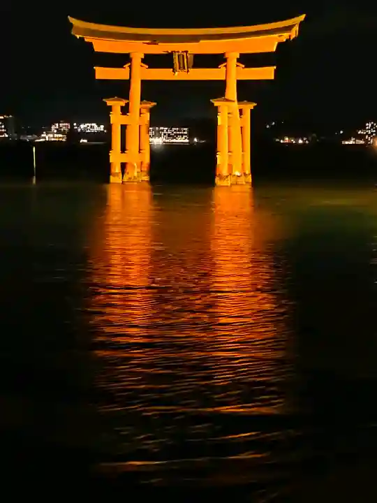 厳島神社の{uncategorized: "未分類", other: "その他", undefined: "問題あり", building: "その他建物", grave: "お墓", sacred_gate: "鳥居", guardian: "狛犬", statue: "像", buddha: "仏像", history: "歴史", nature: "自然", garden: "庭園", animal: "動物", pagoda: "塔", temizu: "手水舎", mountain_gate: "山門・神門", sanctuary: "本殿・本堂", subordinate: "末社・摂社", art: "芸術", scenery: "景色", jizo: "地蔵", ema: "絵馬", goshuin: "御朱印", omikuji: "おみくじ", items: "授与品その他", amulet: "お守り", goshuincho: "御朱印帳", eats: "食事", festival: "お祭り", votive_dance: "神楽", shichigosan: "七五三参", wedding: "結婚式", experience: "体験その他", initially: "初詣", around: "周辺", anti_infection: "感染症対策"}