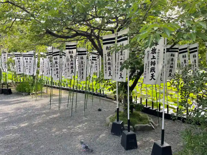 旗上弁財天社の庭園