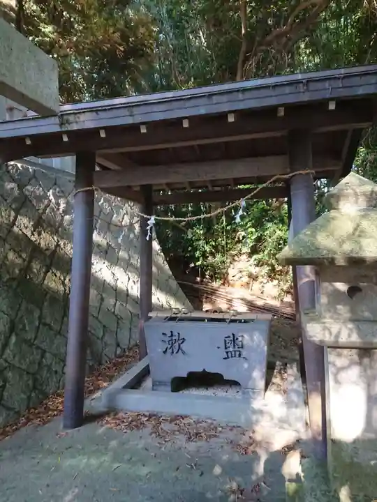神明社の手水舎