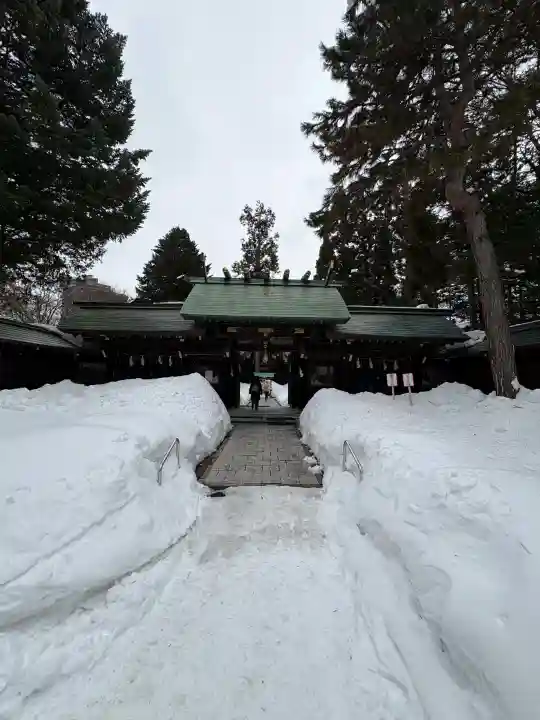 琴似神社の{uncategorized: "未分類", other: "その他", undefined: "問題あり", building: "その他建物", grave: "お墓", sacred_gate: "鳥居", guardian: "狛犬", statue: "像", buddha: "仏像", history: "歴史", nature: "自然", garden: "庭園", animal: "動物", pagoda: "塔", temizu: "手水舎", mountain_gate: "山門・神門", sanctuary: "本殿・本堂", subordinate: "末社・摂社", art: "芸術", scenery: "景色", jizo: "地蔵", ema: "絵馬", goshuin: "御朱印", omikuji: "おみくじ", items: "授与品その他", amulet: "お守り", goshuincho: "御朱印帳", eats: "食事", festival: "お祭り", votive_dance: "神楽", shichigosan: "七五三参", wedding: "結婚式", experience: "体験その他", initially: "初詣", around: "周辺", anti_infection: "感染症対策"}