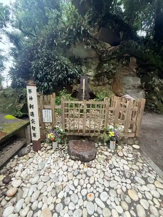 花窟神社の{uncategorized: "未分類", other: "その他", undefined: "問題あり", building: "その他建物", grave: "お墓", sacred_gate: "鳥居", guardian: "狛犬", statue: "像", buddha: "仏像", history: "歴史", nature: "自然", garden: "庭園", animal: "動物", pagoda: "塔", temizu: "手水舎", mountain_gate: "山門・神門", sanctuary: "本殿・本堂", subordinate: "末社・摂社", art: "芸術", scenery: "景色", jizo: "地蔵", ema: "絵馬", goshuin: "御朱印", omikuji: "おみくじ", items: "授与品その他", amulet: "お守り", goshuincho: "御朱印帳", eats: "食事", festival: "お祭り", votive_dance: "神楽", shichigosan: "七五三参", wedding: "結婚式", experience: "体験その他", initially: "初詣", around: "周辺", anti_infection: "感染症対策"}