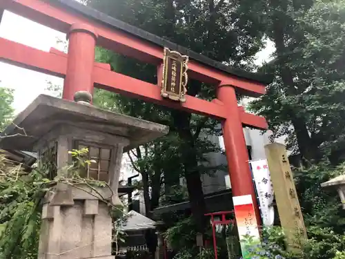 三崎稲荷神社の鳥居