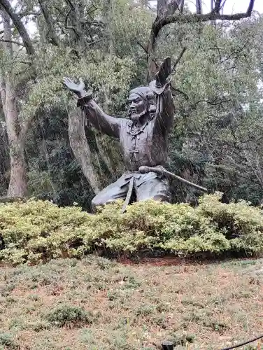 出雲大社の{uncategorized: "未分類", other: "その他", undefined: "問題あり", building: "その他建物", grave: "お墓", sacred_gate: "鳥居", guardian: "狛犬", statue: "像", buddha: "仏像", history: "歴史", nature: "自然", garden: "庭園", animal: "動物", pagoda: "塔", temizu: "手水舎", mountain_gate: "山門・神門", sanctuary: "本殿・本堂", subordinate: "末社・摂社", art: "芸術", scenery: "景色", jizo: "地蔵", ema: "絵馬", goshuin: "御朱印", omikuji: "おみくじ", items: "授与品その他", amulet: "お守り", goshuincho: "御朱印帳", eats: "食事", festival: "お祭り", votive_dance: "神楽", shichigosan: "七五三参", wedding: "結婚式", experience: "体験その他", initially: "初詣", around: "周辺", anti_infection: "感染症対策"}