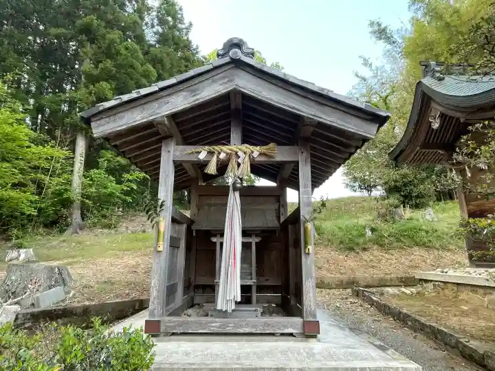 八幡神社 (山本)の{uncategorized: "未分類", other: "その他", undefined: "問題あり", building: "その他建物", grave: "お墓", sacred_gate: "鳥居", guardian: "狛犬", statue: "像", buddha: "仏像", history: "歴史", nature: "自然", garden: "庭園", animal: "動物", pagoda: "塔", temizu: "手水舎", mountain_gate: "山門・神門", sanctuary: "本殿・本堂", subordinate: "末社・摂社", art: "芸術", scenery: "景色", jizo: "地蔵", ema: "絵馬", goshuin: "御朱印", omikuji: "おみくじ", items: "授与品その他", amulet: "お守り", goshuincho: "御朱印帳", eats: "食事", festival: "お祭り", votive_dance: "神楽", shichigosan: "七五三参", wedding: "結婚式", experience: "体験その他", initially: "初詣", around: "周辺", anti_infection: "感染症対策"}