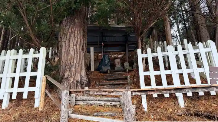古峠の庚申塚(塔)の{uncategorized: "未分類", other: "その他", undefined: "問題あり", building: "その他建物", grave: "お墓", sacred_gate: "鳥居", guardian: "狛犬", statue: "像", buddha: "仏像", history: "歴史", nature: "自然", garden: "庭園", animal: "動物", pagoda: "塔", temizu: "手水舎", mountain_gate: "山門・神門", sanctuary: "本殿・本堂", subordinate: "末社・摂社", art: "芸術", scenery: "景色", jizo: "地蔵", ema: "絵馬", goshuin: "御朱印", omikuji: "おみくじ", items: "授与品その他", amulet: "お守り", goshuincho: "御朱印帳", eats: "食事", festival: "お祭り", votive_dance: "神楽", shichigosan: "七五三参", wedding: "結婚式", experience: "体験その他", initially: "初詣", around: "周辺", anti_infection: "感染症対策"}