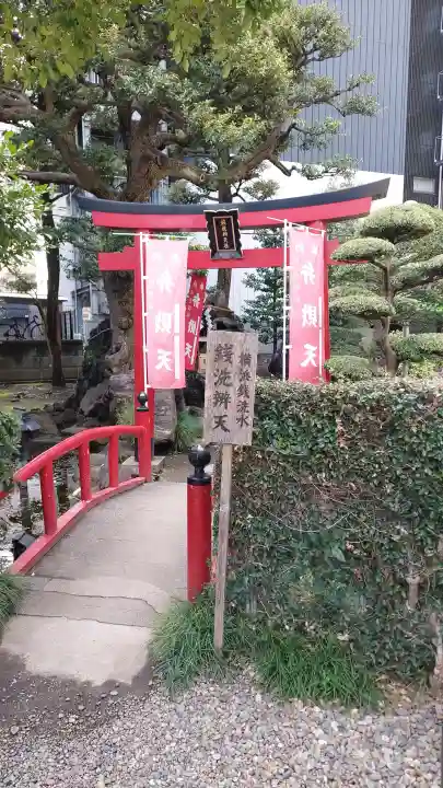 羽衣町厳島神社(関内厳島神社・横浜弁天)の{uncategorized: "未分類", other: "その他", undefined: "問題あり", building: "その他建物", grave: "お墓", sacred_gate: "鳥居", guardian: "狛犬", statue: "像", buddha: "仏像", history: "歴史", nature: "自然", garden: "庭園", animal: "動物", pagoda: "塔", temizu: "手水舎", mountain_gate: "山門・神門", sanctuary: "本殿・本堂", subordinate: "末社・摂社", art: "芸術", scenery: "景色", jizo: "地蔵", ema: "絵馬", goshuin: "御朱印", omikuji: "おみくじ", items: "授与品その他", amulet: "お守り", goshuincho: "御朱印帳", eats: "食事", festival: "お祭り", votive_dance: "神楽", shichigosan: "七五三参", wedding: "結婚式", experience: "体験その他", initially: "初詣", around: "周辺", anti_infection: "感染症対策"}