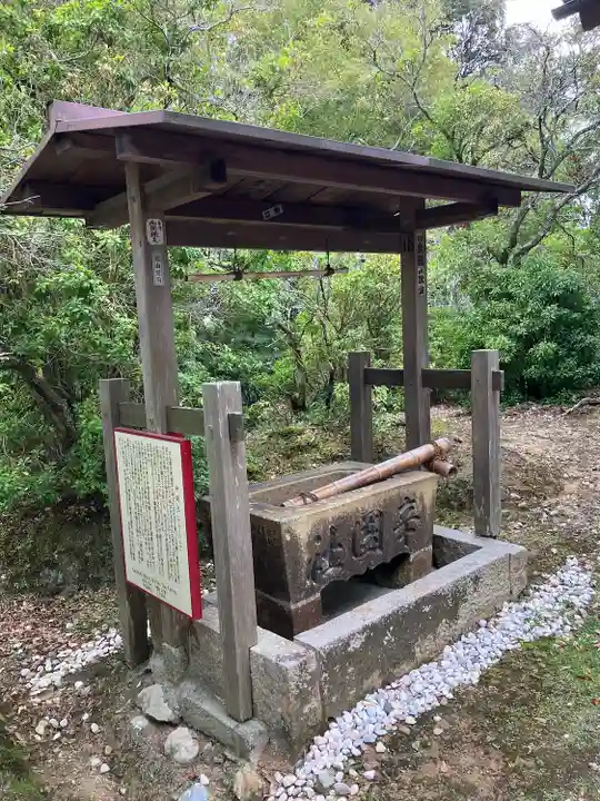 辛国社(東大寺境内社)の手水舎