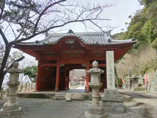 那古寺の山門