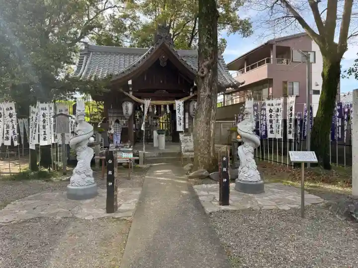 白金龍王社の{uncategorized: "未分類", other: "その他", undefined: "問題あり", building: "その他建物", grave: "お墓", sacred_gate: "鳥居", guardian: "狛犬", statue: "像", buddha: "仏像", history: "歴史", nature: "自然", garden: "庭園", animal: "動物", pagoda: "塔", temizu: "手水舎", mountain_gate: "山門・神門", sanctuary: "本殿・本堂", subordinate: "末社・摂社", art: "芸術", scenery: "景色", jizo: "地蔵", ema: "絵馬", goshuin: "御朱印", omikuji: "おみくじ", items: "授与品その他", amulet: "お守り", goshuincho: "御朱印帳", eats: "食事", festival: "お祭り", votive_dance: "神楽", shichigosan: "七五三参", wedding: "結婚式", experience: "体験その他", initially: "初詣", around: "周辺", anti_infection: "感染症対策"}