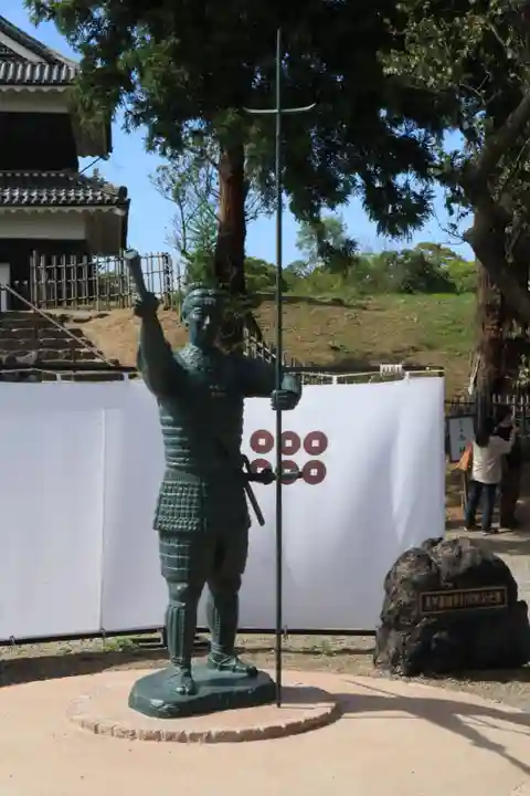 眞田神社の像