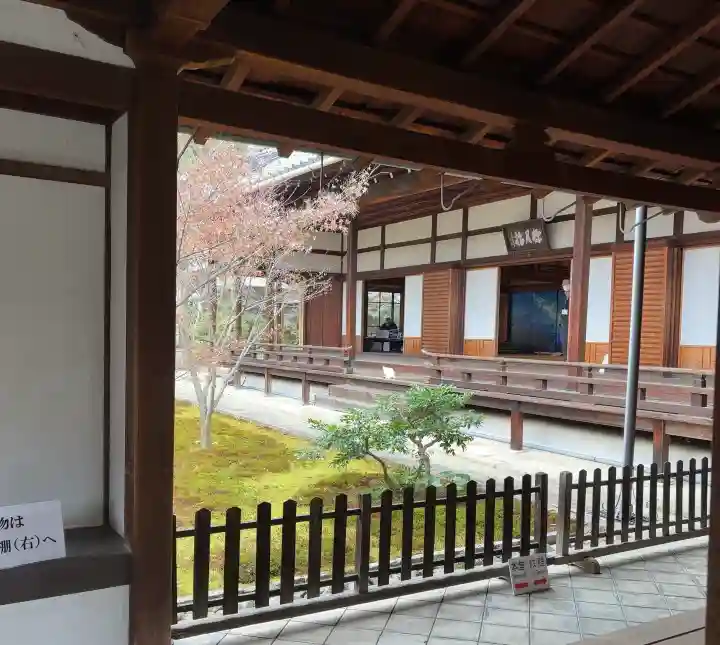 興聖寺の{uncategorized: "未分類", other: "その他", undefined: "問題あり", building: "その他建物", grave: "お墓", sacred_gate: "鳥居", guardian: "狛犬", statue: "像", buddha: "仏像", history: "歴史", nature: "自然", garden: "庭園", animal: "動物", pagoda: "塔", temizu: "手水舎", mountain_gate: "山門・神門", sanctuary: "本殿・本堂", subordinate: "末社・摂社", art: "芸術", scenery: "景色", jizo: "地蔵", ema: "絵馬", goshuin: "御朱印", omikuji: "おみくじ", items: "授与品その他", amulet: "お守り", goshuincho: "御朱印帳", eats: "食事", festival: "お祭り", votive_dance: "神楽", shichigosan: "七五三参", wedding: "結婚式", experience: "体験その他", initially: "初詣", around: "周辺", anti_infection: "感染症対策"}