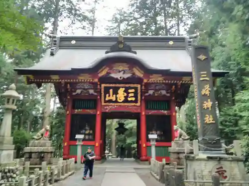 三峯神社の山門