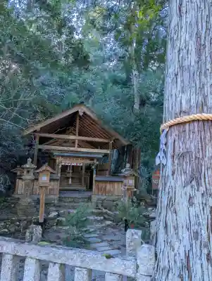 丹生神社（丹生川上神社中社摂社)の{uncategorized: "未分類", other: "その他", undefined: "問題あり", building: "その他建物", grave: "お墓", sacred_gate: "鳥居", guardian: "狛犬", statue: "像", buddha: "仏像", history: "歴史", nature: "自然", garden: "庭園", animal: "動物", pagoda: "塔", temizu: "手水舎", mountain_gate: "山門・神門", sanctuary: "本殿・本堂", subordinate: "末社・摂社", art: "芸術", scenery: "景色", jizo: "地蔵", ema: "絵馬", goshuin: "御朱印", omikuji: "おみくじ", items: "授与品その他", amulet: "お守り", goshuincho: "御朱印帳", eats: "食事", festival: "お祭り", votive_dance: "神楽", shichigosan: "七五三参", wedding: "結婚式", experience: "体験その他", initially: "初詣", around: "周辺", anti_infection: "感染症対策"}