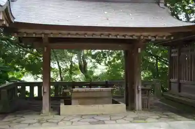 雄山神社前立社壇の手水舎