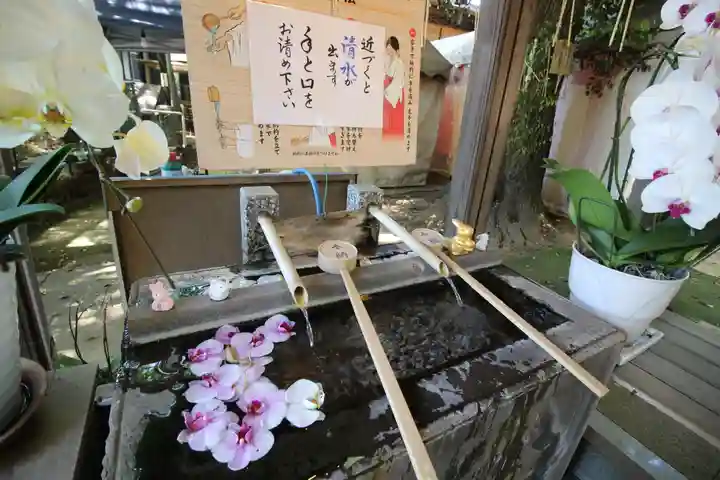 太子堂八幡神社の手水舎