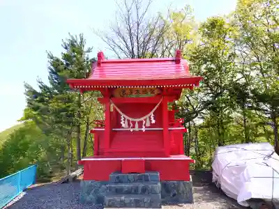 滝上神社の{uncategorized: "未分類", other: "その他", undefined: "問題あり", building: "その他建物", grave: "お墓", sacred_gate: "鳥居", guardian: "狛犬", statue: "像", buddha: "仏像", history: "歴史", nature: "自然", garden: "庭園", animal: "動物", pagoda: "塔", temizu: "手水舎", mountain_gate: "山門・神門", sanctuary: "本殿・本堂", subordinate: "末社・摂社", art: "芸術", scenery: "景色", jizo: "地蔵", ema: "絵馬", goshuin: "御朱印", omikuji: "おみくじ", items: "授与品その他", amulet: "お守り", goshuincho: "御朱印帳", eats: "食事", festival: "お祭り", votive_dance: "神楽", shichigosan: "七五三参", wedding: "結婚式", experience: "体験その他", initially: "初詣", around: "周辺", anti_infection: "感染症対策"}