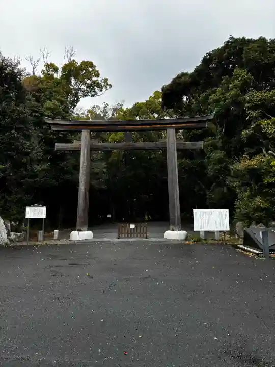 靜岡縣護國神社の{uncategorized: "未分類", other: "その他", undefined: "問題あり", building: "その他建物", grave: "お墓", sacred_gate: "鳥居", guardian: "狛犬", statue: "像", buddha: "仏像", history: "歴史", nature: "自然", garden: "庭園", animal: "動物", pagoda: "塔", temizu: "手水舎", mountain_gate: "山門・神門", sanctuary: "本殿・本堂", subordinate: "末社・摂社", art: "芸術", scenery: "景色", jizo: "地蔵", ema: "絵馬", goshuin: "御朱印", omikuji: "おみくじ", items: "授与品その他", amulet: "お守り", goshuincho: "御朱印帳", eats: "食事", festival: "お祭り", votive_dance: "神楽", shichigosan: "七五三参", wedding: "結婚式", experience: "体験その他", initially: "初詣", around: "周辺", anti_infection: "感染症対策"}