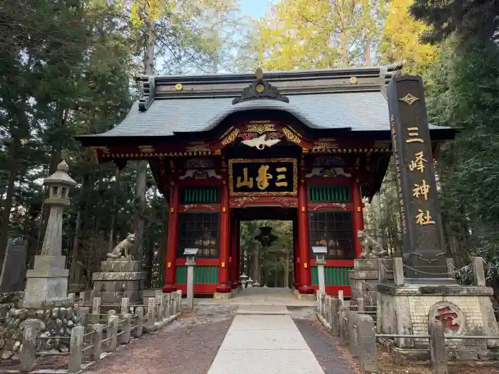 三峯神社の{uncategorized: "未分類", other: "その他", undefined: "問題あり", building: "その他建物", grave: "お墓", sacred_gate: "鳥居", guardian: "狛犬", statue: "像", buddha: "仏像", history: "歴史", nature: "自然", garden: "庭園", animal: "動物", pagoda: "塔", temizu: "手水舎", mountain_gate: "山門・神門", sanctuary: "本殿・本堂", subordinate: "末社・摂社", art: "芸術", scenery: "景色", jizo: "地蔵", ema: "絵馬", goshuin: "御朱印", omikuji: "おみくじ", items: "授与品その他", amulet: "お守り", goshuincho: "御朱印帳", eats: "食事", festival: "お祭り", votive_dance: "神楽", shichigosan: "七五三参", wedding: "結婚式", experience: "体験その他", initially: "初詣", around: "周辺", anti_infection: "感染症対策"}