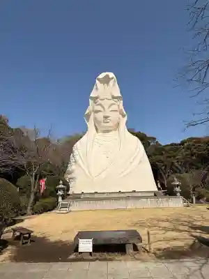 大船観音寺の{uncategorized: "未分類", other: "その他", undefined: "問題あり", building: "その他建物", grave: "お墓", sacred_gate: "鳥居", guardian: "狛犬", statue: "像", buddha: "仏像", history: "歴史", nature: "自然", garden: "庭園", animal: "動物", pagoda: "塔", temizu: "手水舎", mountain_gate: "山門・神門", sanctuary: "本殿・本堂", subordinate: "末社・摂社", art: "芸術", scenery: "景色", jizo: "地蔵", ema: "絵馬", goshuin: "御朱印", omikuji: "おみくじ", items: "授与品その他", amulet: "お守り", goshuincho: "御朱印帳", eats: "食事", festival: "お祭り", votive_dance: "神楽", shichigosan: "七五三参", wedding: "結婚式", experience: "体験その他", initially: "初詣", around: "周辺", anti_infection: "感染症対策"}