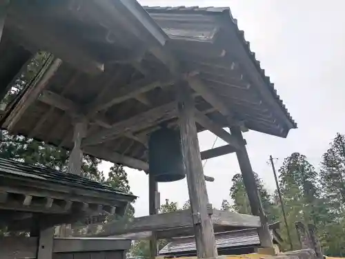 平泉寺白山神社の{uncategorized: "未分類", other: "その他", undefined: "問題あり", building: "その他建物", grave: "お墓", sacred_gate: "鳥居", guardian: "狛犬", statue: "像", buddha: "仏像", history: "歴史", nature: "自然", garden: "庭園", animal: "動物", pagoda: "塔", temizu: "手水舎", mountain_gate: "山門・神門", sanctuary: "本殿・本堂", subordinate: "末社・摂社", art: "芸術", scenery: "景色", jizo: "地蔵", ema: "絵馬", goshuin: "御朱印", omikuji: "おみくじ", items: "授与品その他", amulet: "お守り", goshuincho: "御朱印帳", eats: "食事", festival: "お祭り", votive_dance: "神楽", shichigosan: "七五三参", wedding: "結婚式", experience: "体験その他", initially: "初詣", around: "周辺", anti_infection: "感染症対策"}