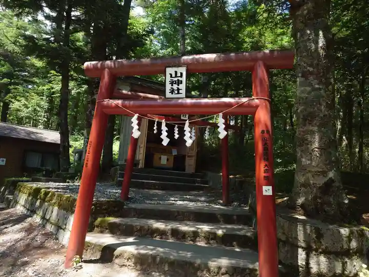新屋山神社奥宮(山梨県)