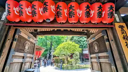 豊川稲荷東京別院の山門・神門