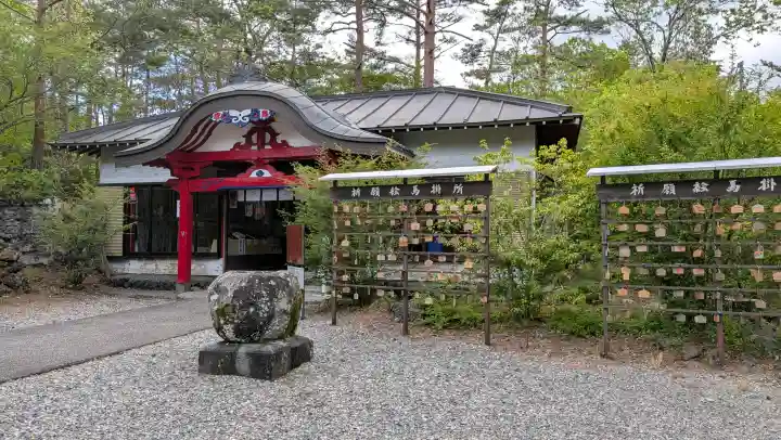 無戸室浅間神社(船津胎内神社)の{uncategorized: "未分類", other: "その他", undefined: "問題あり", building: "その他建物", grave: "お墓", sacred_gate: "鳥居", guardian: "狛犬", statue: "像", buddha: "仏像", history: "歴史", nature: "自然", garden: "庭園", animal: "動物", pagoda: "塔", temizu: "手水舎", mountain_gate: "山門・神門", sanctuary: "本殿・本堂", subordinate: "末社・摂社", art: "芸術", scenery: "景色", jizo: "地蔵", ema: "絵馬", goshuin: "御朱印", omikuji: "おみくじ", items: "授与品その他", amulet: "お守り", goshuincho: "御朱印帳", eats: "食事", festival: "お祭り", votive_dance: "神楽", shichigosan: "七五三参", wedding: "結婚式", experience: "体験その他", initially: "初詣", around: "周辺", anti_infection: "感染症対策"}