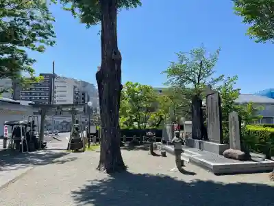稲荷社の{uncategorized: "未分類", other: "その他", undefined: "問題あり", building: "その他建物", grave: "お墓", sacred_gate: "鳥居", guardian: "狛犬", statue: "像", buddha: "仏像", history: "歴史", nature: "自然", garden: "庭園", animal: "動物", pagoda: "塔", temizu: "手水舎", mountain_gate: "山門・神門", sanctuary: "本殿・本堂", subordinate: "末社・摂社", art: "芸術", scenery: "景色", jizo: "地蔵", ema: "絵馬", goshuin: "御朱印", omikuji: "おみくじ", items: "授与品その他", amulet: "お守り", goshuincho: "御朱印帳", eats: "食事", festival: "お祭り", votive_dance: "神楽", shichigosan: "七五三参", wedding: "結婚式", experience: "体験その他", initially: "初詣", around: "周辺", anti_infection: "感染症対策"}