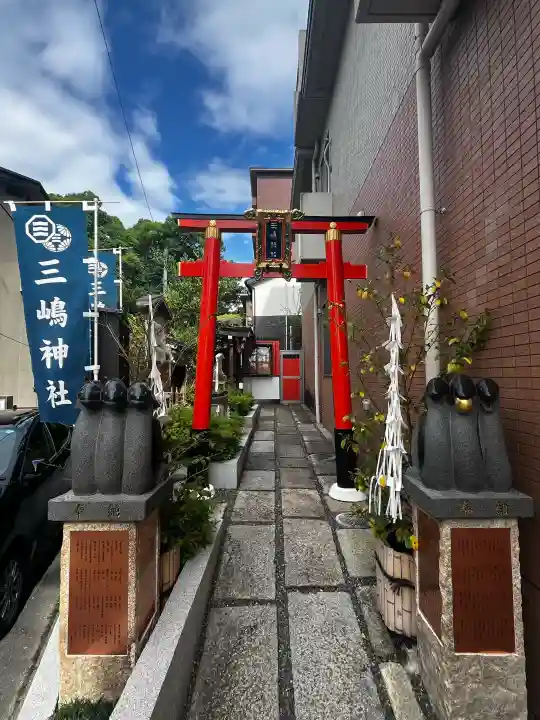 三嶋神社の{uncategorized: "未分類", other: "その他", undefined: "問題あり", building: "その他建物", grave: "お墓", sacred_gate: "鳥居", guardian: "狛犬", statue: "像", buddha: "仏像", history: "歴史", nature: "自然", garden: "庭園", animal: "動物", pagoda: "塔", temizu: "手水舎", mountain_gate: "山門・神門", sanctuary: "本殿・本堂", subordinate: "末社・摂社", art: "芸術", scenery: "景色", jizo: "地蔵", ema: "絵馬", goshuin: "御朱印", omikuji: "おみくじ", items: "授与品その他", amulet: "お守り", goshuincho: "御朱印帳", eats: "食事", festival: "お祭り", votive_dance: "神楽", shichigosan: "七五三参", wedding: "結婚式", experience: "体験その他", initially: "初詣", around: "周辺", anti_infection: "感染症対策"}