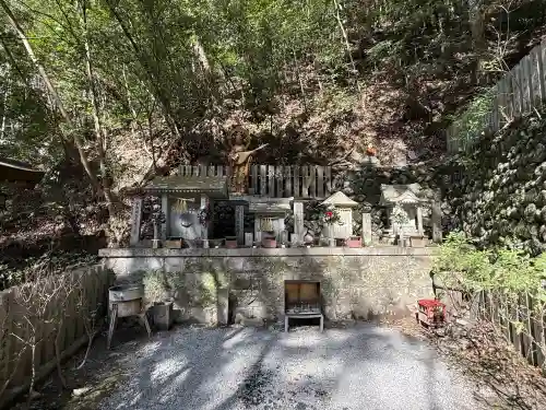 大本山七宝瀧寺の{uncategorized: "未分類", other: "その他", undefined: "問題あり", building: "その他建物", grave: "お墓", sacred_gate: "鳥居", guardian: "狛犬", statue: "像", buddha: "仏像", history: "歴史", nature: "自然", garden: "庭園", animal: "動物", pagoda: "塔", temizu: "手水舎", mountain_gate: "山門・神門", sanctuary: "本殿・本堂", subordinate: "末社・摂社", art: "芸術", scenery: "景色", jizo: "地蔵", ema: "絵馬", goshuin: "御朱印", omikuji: "おみくじ", items: "授与品その他", amulet: "お守り", goshuincho: "御朱印帳", eats: "食事", festival: "お祭り", votive_dance: "神楽", shichigosan: "七五三参", wedding: "結婚式", experience: "体験その他", initially: "初詣", around: "周辺", anti_infection: "感染症対策"}