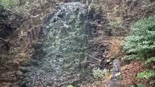瀧神社（都農神社末社（奥宮））の{uncategorized: "未分類", other: "その他", undefined: "問題あり", building: "その他建物", grave: "お墓", sacred_gate: "鳥居", guardian: "狛犬", statue: "像", buddha: "仏像", history: "歴史", nature: "自然", garden: "庭園", animal: "動物", pagoda: "塔", temizu: "手水舎", mountain_gate: "山門・神門", sanctuary: "本殿・本堂", subordinate: "末社・摂社", art: "芸術", scenery: "景色", jizo: "地蔵", ema: "絵馬", goshuin: "御朱印", omikuji: "おみくじ", items: "授与品その他", amulet: "お守り", goshuincho: "御朱印帳", eats: "食事", festival: "お祭り", votive_dance: "神楽", shichigosan: "七五三参", wedding: "結婚式", experience: "体験その他", initially: "初詣", around: "周辺", anti_infection: "感染症対策"}