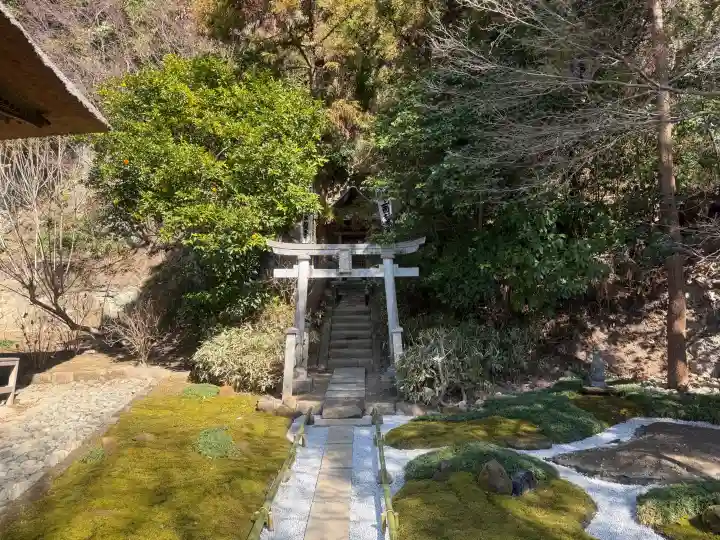 杉本寺の{uncategorized: "未分類", other: "その他", undefined: "問題あり", building: "その他建物", grave: "お墓", sacred_gate: "鳥居", guardian: "狛犬", statue: "像", buddha: "仏像", history: "歴史", nature: "自然", garden: "庭園", animal: "動物", pagoda: "塔", temizu: "手水舎", mountain_gate: "山門・神門", sanctuary: "本殿・本堂", subordinate: "末社・摂社", art: "芸術", scenery: "景色", jizo: "地蔵", ema: "絵馬", goshuin: "御朱印", omikuji: "おみくじ", items: "授与品その他", amulet: "お守り", goshuincho: "御朱印帳", eats: "食事", festival: "お祭り", votive_dance: "神楽", shichigosan: "七五三参", wedding: "結婚式", experience: "体験その他", initially: "初詣", around: "周辺", anti_infection: "感染症対策"}