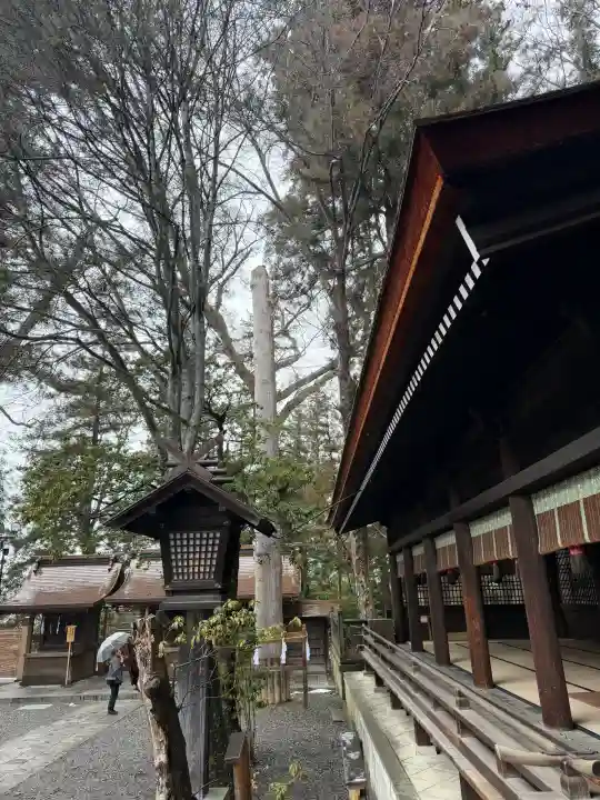 諏訪大社下社秋宮の{uncategorized: "未分類", other: "その他", undefined: "問題あり", building: "その他建物", grave: "お墓", sacred_gate: "鳥居", guardian: "狛犬", statue: "像", buddha: "仏像", history: "歴史", nature: "自然", garden: "庭園", animal: "動物", pagoda: "塔", temizu: "手水舎", mountain_gate: "山門・神門", sanctuary: "本殿・本堂", subordinate: "末社・摂社", art: "芸術", scenery: "景色", jizo: "地蔵", ema: "絵馬", goshuin: "御朱印", omikuji: "おみくじ", items: "授与品その他", amulet: "お守り", goshuincho: "御朱印帳", eats: "食事", festival: "お祭り", votive_dance: "神楽", shichigosan: "七五三参", wedding: "結婚式", experience: "体験その他", initially: "初詣", around: "周辺", anti_infection: "感染症対策"}