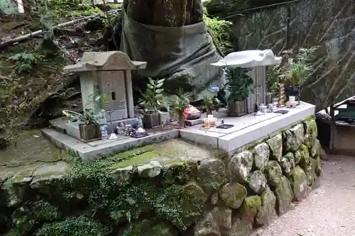 満願滝弁財天の末社・摂社