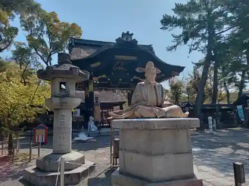 豊国神社の像