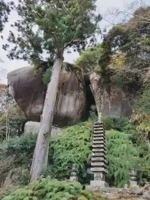 笠置寺の{uncategorized: "未分類", other: "その他", undefined: "問題あり", building: "その他建物", grave: "お墓", sacred_gate: "鳥居", guardian: "狛犬", statue: "像", buddha: "仏像", history: "歴史", nature: "自然", garden: "庭園", animal: "動物", pagoda: "塔", temizu: "手水舎", mountain_gate: "山門・神門", sanctuary: "本殿・本堂", subordinate: "末社・摂社", art: "芸術", scenery: "景色", jizo: "地蔵", ema: "絵馬", goshuin: "御朱印", omikuji: "おみくじ", items: "授与品その他", amulet: "お守り", goshuincho: "御朱印帳", eats: "食事", festival: "お祭り", votive_dance: "神楽", shichigosan: "七五三参", wedding: "結婚式", experience: "体験その他", initially: "初詣", around: "周辺", anti_infection: "感染症対策"}