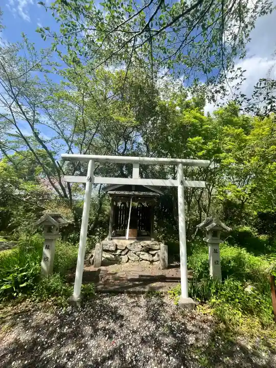 丸高稲荷神社の{uncategorized: "未分類", other: "その他", undefined: "問題あり", building: "その他建物", grave: "お墓", sacred_gate: "鳥居", guardian: "狛犬", statue: "像", buddha: "仏像", history: "歴史", nature: "自然", garden: "庭園", animal: "動物", pagoda: "塔", temizu: "手水舎", mountain_gate: "山門・神門", sanctuary: "本殿・本堂", subordinate: "末社・摂社", art: "芸術", scenery: "景色", jizo: "地蔵", ema: "絵馬", goshuin: "御朱印", omikuji: "おみくじ", items: "授与品その他", amulet: "お守り", goshuincho: "御朱印帳", eats: "食事", festival: "お祭り", votive_dance: "神楽", shichigosan: "七五三参", wedding: "結婚式", experience: "体験その他", initially: "初詣", around: "周辺", anti_infection: "感染症対策"}