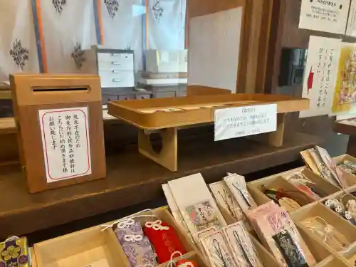 栗山天満宮の{uncategorized: "未分類", other: "その他", undefined: "問題あり", building: "その他建物", grave: "お墓", sacred_gate: "鳥居", guardian: "狛犬", statue: "像", buddha: "仏像", history: "歴史", nature: "自然", garden: "庭園", animal: "動物", pagoda: "塔", temizu: "手水舎", mountain_gate: "山門・神門", sanctuary: "本殿・本堂", subordinate: "末社・摂社", art: "芸術", scenery: "景色", jizo: "地蔵", ema: "絵馬", goshuin: "御朱印", omikuji: "おみくじ", items: "授与品その他", amulet: "お守り", goshuincho: "御朱印帳", eats: "食事", festival: "お祭り", votive_dance: "神楽", shichigosan: "七五三参", wedding: "結婚式", experience: "体験その他", initially: "初詣", around: "周辺", anti_infection: "感染症対策"}