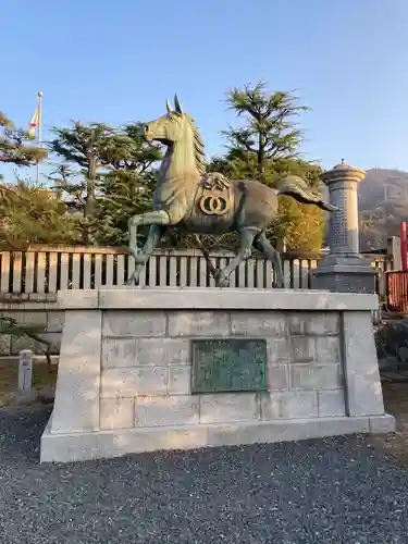 亀山神社の像