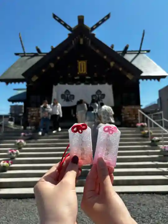 札幌諏訪神社の{uncategorized: "未分類", other: "その他", undefined: "問題あり", building: "その他建物", grave: "お墓", sacred_gate: "鳥居", guardian: "狛犬", statue: "像", buddha: "仏像", history: "歴史", nature: "自然", garden: "庭園", animal: "動物", pagoda: "塔", temizu: "手水舎", mountain_gate: "山門・神門", sanctuary: "本殿・本堂", subordinate: "末社・摂社", art: "芸術", scenery: "景色", jizo: "地蔵", ema: "絵馬", goshuin: "御朱印", omikuji: "おみくじ", items: "授与品その他", amulet: "お守り", goshuincho: "御朱印帳", eats: "食事", festival: "お祭り", votive_dance: "神楽", shichigosan: "七五三参", wedding: "結婚式", experience: "体験その他", initially: "初詣", around: "周辺", anti_infection: "感染症対策"}