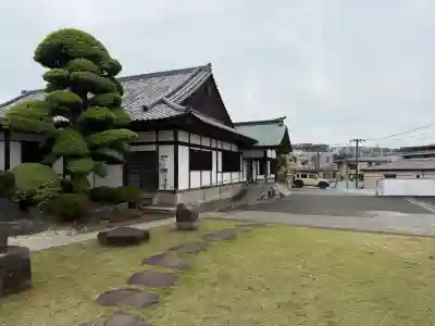 妙秀寺の{uncategorized: "未分類", other: "その他", undefined: "問題あり", building: "その他建物", grave: "お墓", sacred_gate: "鳥居", guardian: "狛犬", statue: "像", buddha: "仏像", history: "歴史", nature: "自然", garden: "庭園", animal: "動物", pagoda: "塔", temizu: "手水舎", mountain_gate: "山門・神門", sanctuary: "本殿・本堂", subordinate: "末社・摂社", art: "芸術", scenery: "景色", jizo: "地蔵", ema: "絵馬", goshuin: "御朱印", omikuji: "おみくじ", items: "授与品その他", amulet: "お守り", goshuincho: "御朱印帳", eats: "食事", festival: "お祭り", votive_dance: "神楽", shichigosan: "七五三参", wedding: "結婚式", experience: "体験その他", initially: "初詣", around: "周辺", anti_infection: "感染症対策"}