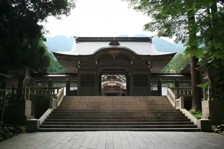 彌彦神社の山門・神門