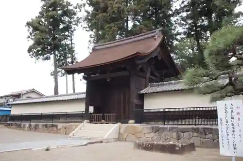 向嶽寺の山門