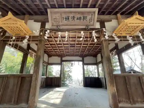 諏訪神社の{uncategorized: "未分類", other: "その他", undefined: "問題あり", building: "その他建物", grave: "お墓", sacred_gate: "鳥居", guardian: "狛犬", statue: "像", buddha: "仏像", history: "歴史", nature: "自然", garden: "庭園", animal: "動物", pagoda: "塔", temizu: "手水舎", mountain_gate: "山門・神門", sanctuary: "本殿・本堂", subordinate: "末社・摂社", art: "芸術", scenery: "景色", jizo: "地蔵", ema: "絵馬", goshuin: "御朱印", omikuji: "おみくじ", items: "授与品その他", amulet: "お守り", goshuincho: "御朱印帳", eats: "食事", festival: "お祭り", votive_dance: "神楽", shichigosan: "七五三参", wedding: "結婚式", experience: "体験その他", initially: "初詣", around: "周辺", anti_infection: "感染症対策"}