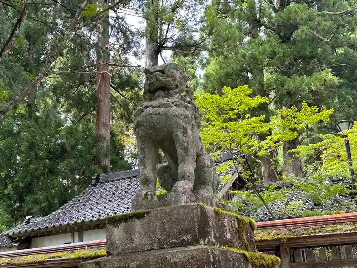 雄山神社中宮祈願殿の狛犬