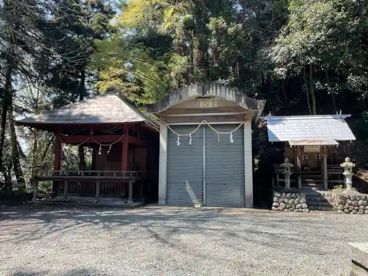 與瀬神社(与瀬神社)の{uncategorized: "未分類", other: "その他", undefined: "問題あり", building: "その他建物", grave: "お墓", sacred_gate: "鳥居", guardian: "狛犬", statue: "像", buddha: "仏像", history: "歴史", nature: "自然", garden: "庭園", animal: "動物", pagoda: "塔", temizu: "手水舎", mountain_gate: "山門・神門", sanctuary: "本殿・本堂", subordinate: "末社・摂社", art: "芸術", scenery: "景色", jizo: "地蔵", ema: "絵馬", goshuin: "御朱印", omikuji: "おみくじ", items: "授与品その他", amulet: "お守り", goshuincho: "御朱印帳", eats: "食事", festival: "お祭り", votive_dance: "神楽", shichigosan: "七五三参", wedding: "結婚式", experience: "体験その他", initially: "初詣", around: "周辺", anti_infection: "感染症対策"}