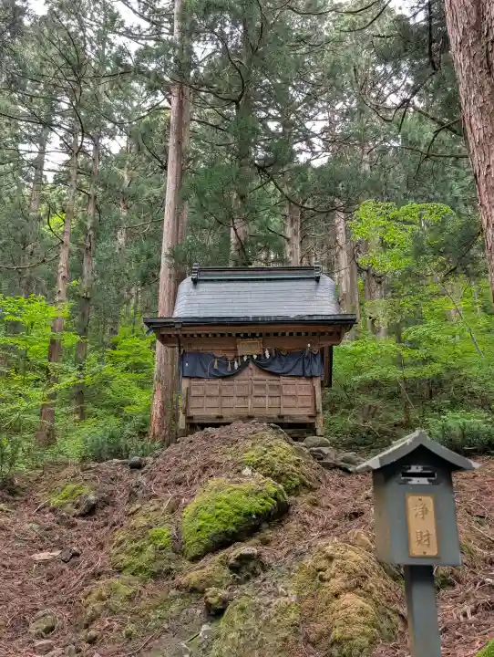 雄山神社中宮祈願殿の{uncategorized: "未分類", other: "その他", undefined: "問題あり", building: "その他建物", grave: "お墓", sacred_gate: "鳥居", guardian: "狛犬", statue: "像", buddha: "仏像", history: "歴史", nature: "自然", garden: "庭園", animal: "動物", pagoda: "塔", temizu: "手水舎", mountain_gate: "山門・神門", sanctuary: "本殿・本堂", subordinate: "末社・摂社", art: "芸術", scenery: "景色", jizo: "地蔵", ema: "絵馬", goshuin: "御朱印", omikuji: "おみくじ", items: "授与品その他", amulet: "お守り", goshuincho: "御朱印帳", eats: "食事", festival: "お祭り", votive_dance: "神楽", shichigosan: "七五三参", wedding: "結婚式", experience: "体験その他", initially: "初詣", around: "周辺", anti_infection: "感染症対策"}